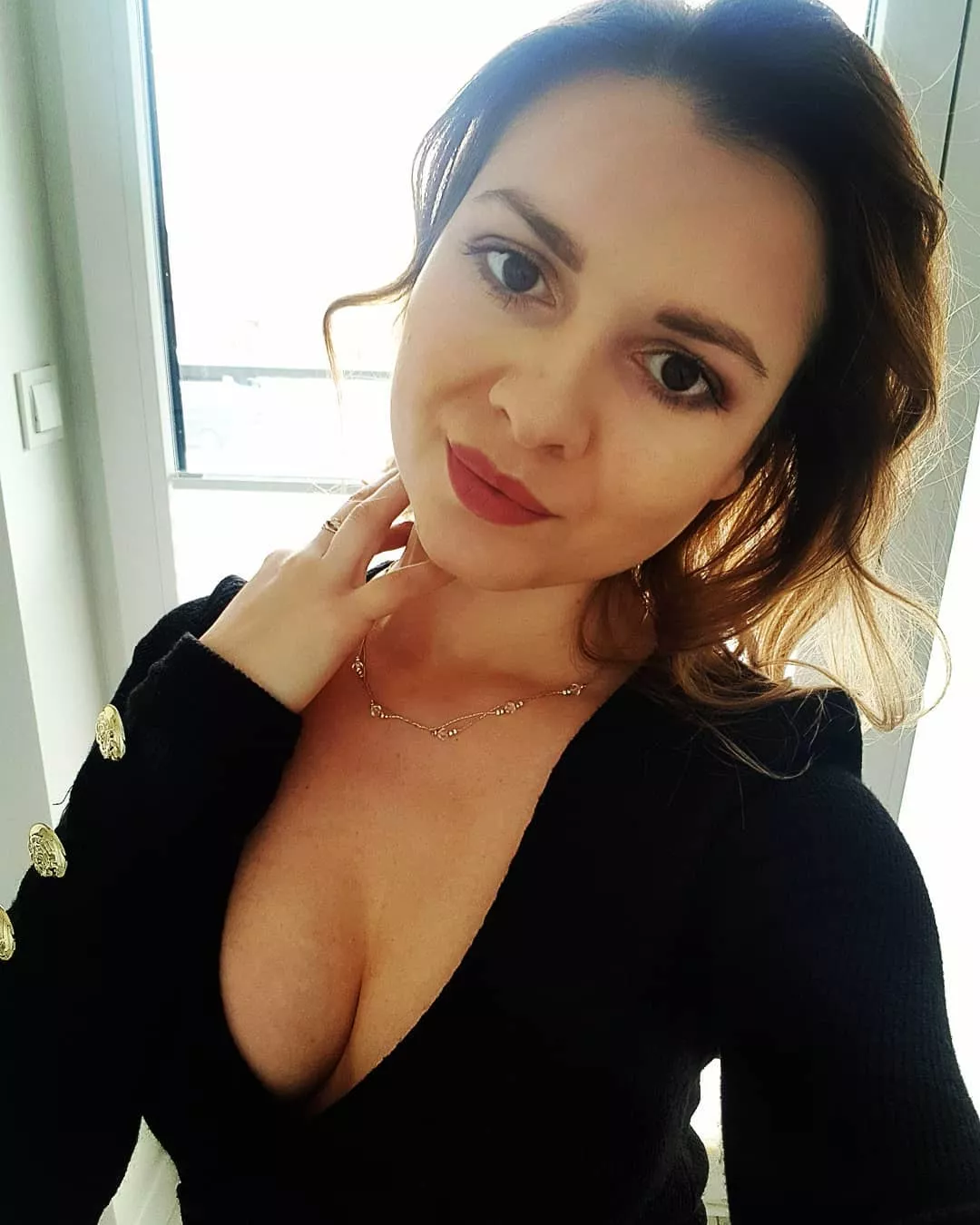 Obłędny dekolt jednej z najpiękniejszych gwiazd disco polo. Co za widoki!